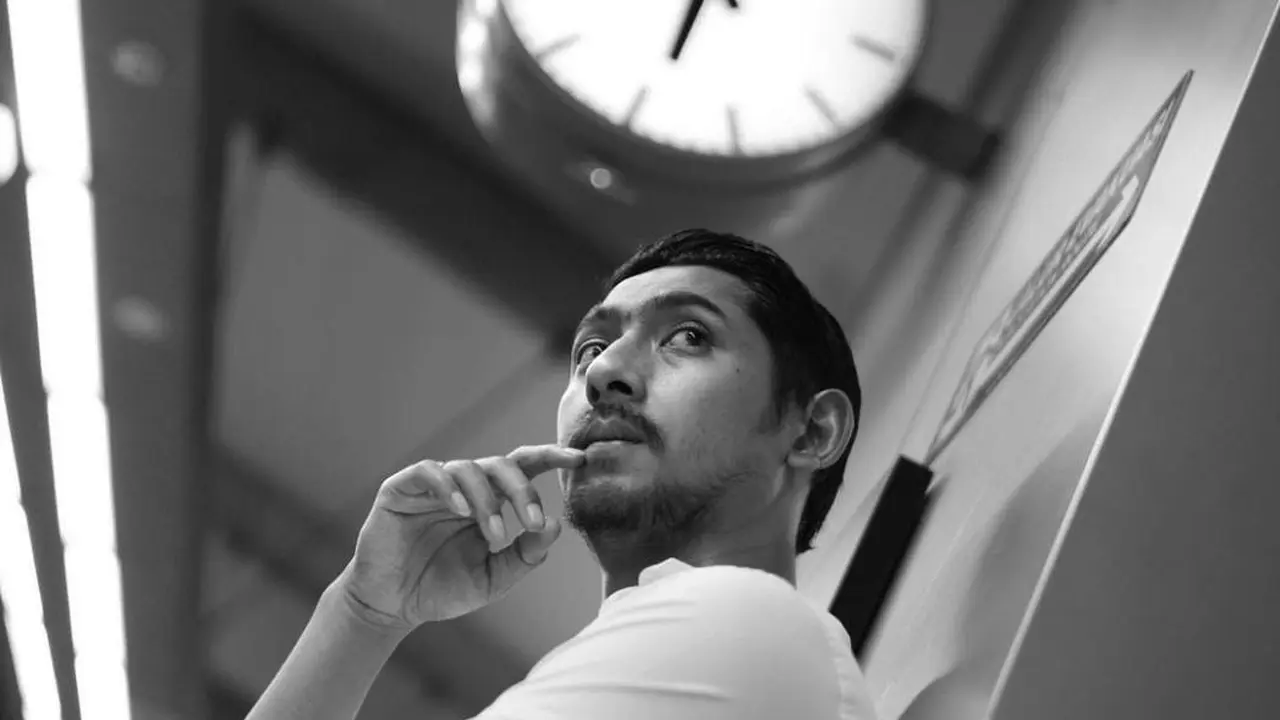 Pesona Arya Saloka saat Naik MRT
