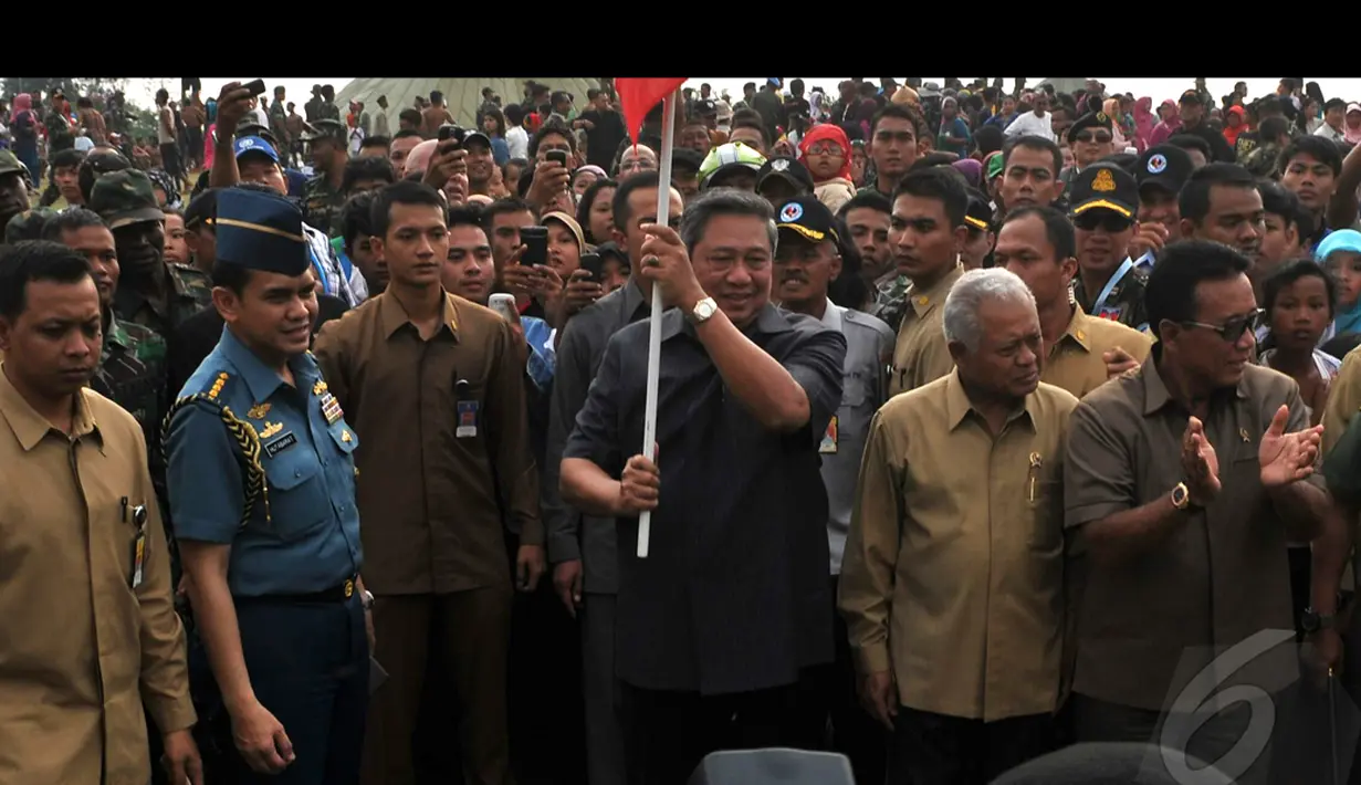 Sby mengangkat bendera tanda star lomba dimulai di kawasan IPSC, Bogor, Selasa (18/8/2014) (Liputan6.com/Johan Tallo)