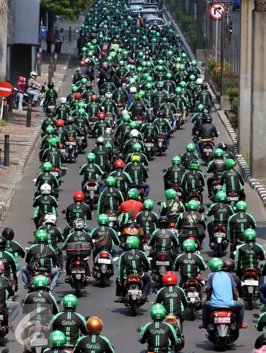Ratusan pengemudi Ojek Online melakukan aksi solidaritas terhadap temannya yang meninggal karena Sakit, Jakarta, Sabtu (11/6).Mereka kovoi mengantarkan jenazah ke Tempat pemakaman terakhir di TPU Menteng Pulo. (Liputan6.com/Johan Tallo)   