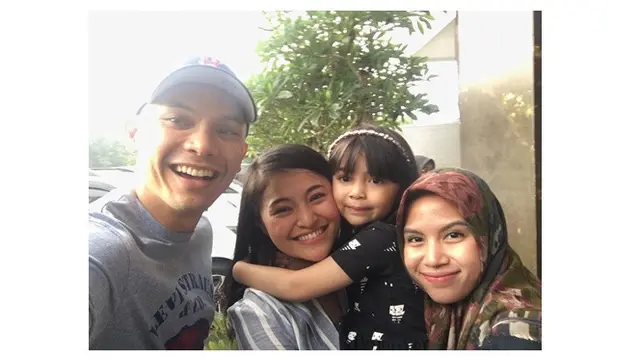 Akur dan Kompak, Ini Momen Kebersamaan 6 Seleb dengan Mantan Suaminya