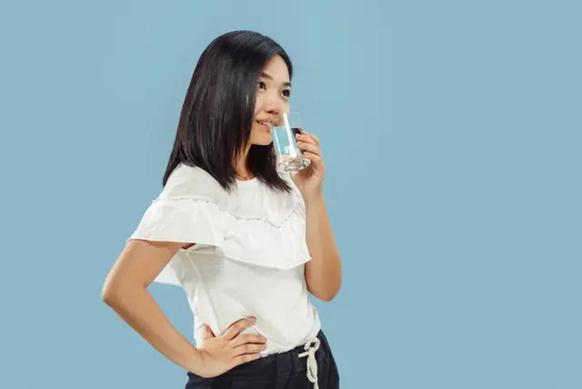 Benarkah Minum Air Es Dapat Menyebabkan Perut Buncit? Ini Penjelasan Medisnya