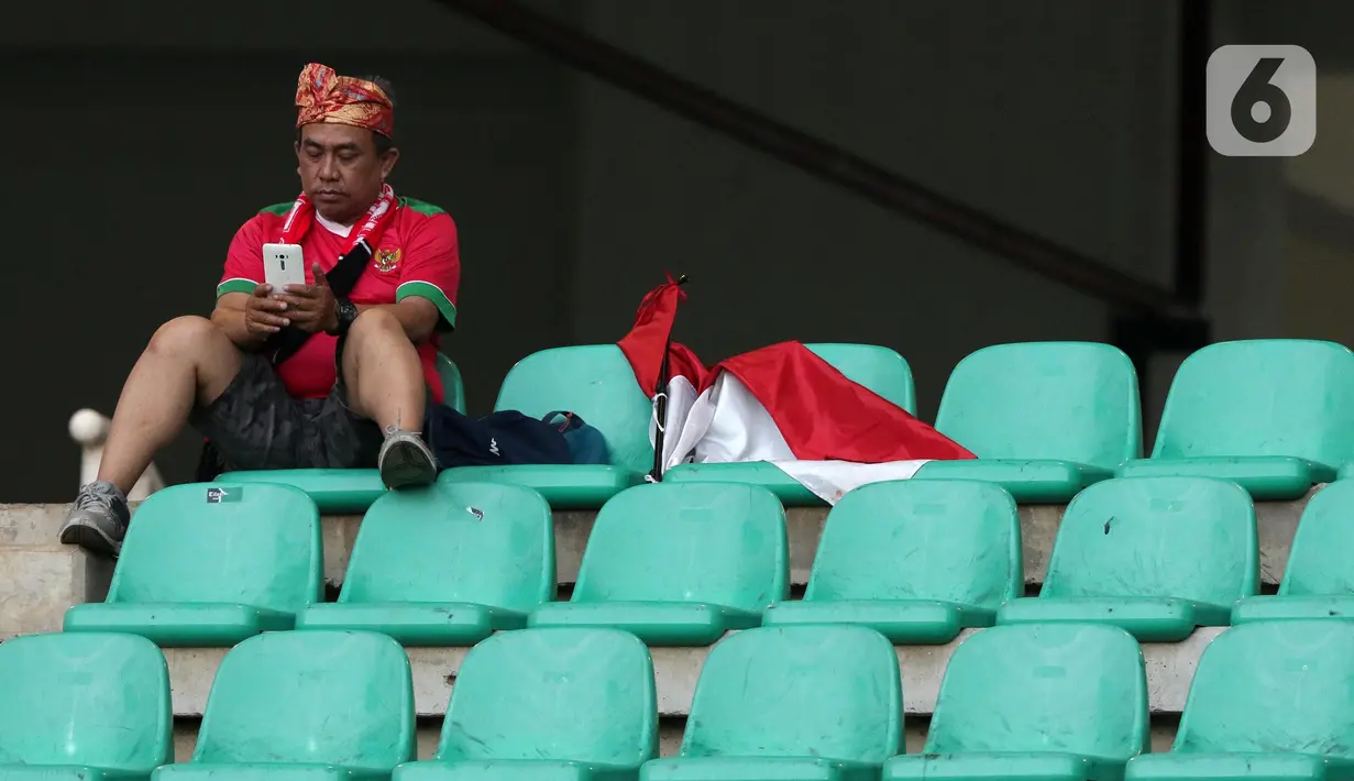Suporter Timnas Indonesia U-23 saat jeda menyaksikan Garuda Muda melawan Iran U-23 pada laga persahabatan di Stadion Pakansari, Kab Bogor, Sabtu (16/11/2019). Laga ini uji coba terakhir jelang Sea Games Filipina 2019, Indonesia U-23 unggul 2-1. (Liputan6.com/Helmi Fithriansyah)