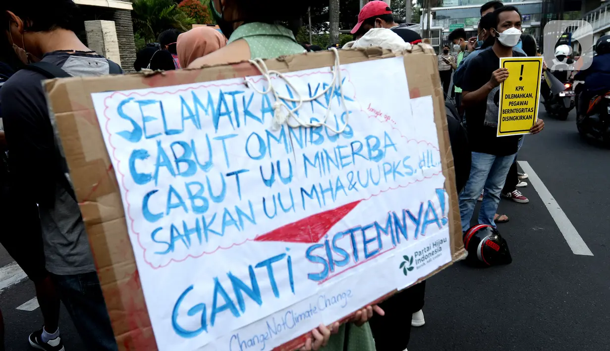 Aktivis melakukan aksi damai kantor darurat pemberantasan korupsi di depan Gedung Anti Corruption Learning Center (ACLC), Jakarta, Selasa (28/9/2021). Sebelumnya dikabarkan, 57 pegawai KPK yang tidak lulus TWK akan dipecat dengan hormat pada 30 September 2021. (Liputan6.com/Helmi Fithriansyah)