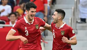 Selebrasi bek Timnas Indonesia, Sandy Walsh (kanan) bersama Elkan Baggott setelah mencetak gol ke gawang Jepang pada laga ketiga Grup D Piala Asia 2024 di Al-Thumama Stadium, Doha, Qatar, Rabu (24/1/2024) malam WIB. (AFP/Hector Retamal)