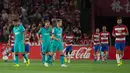Reaksi  para pemain Barcelona setelah gelandang  Granada, Ramon Azeez mencetak gol pada laga pekan kelima La Liga di Stadion Nuevo Los Cármenes, Sabtu(21/9/2019). Barcelona tumbang dalam lawatannya ke markas tim promosi, Granada 0-2. (JORGE GUERRERO/AFP)