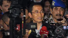 Wakil Ketua KPK Adnan Pandu Praja mendatangi Mabes Polri di Jl Trunojoyo, Jakarta, Jumat (23/1/2015).(Liputan6.com/Miftahul Hayat)