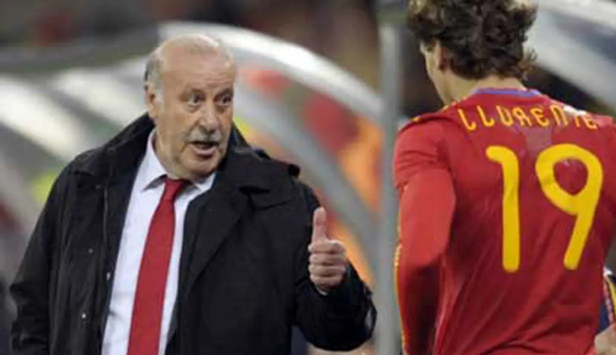 Pelatih Spanyol Vicente Del Bosque (kiri) berbincang dengan striker Fernando Llorente di laga perdelapan final PD 2010 melawan Portugal di Green Point Stadium, Cape Town, 29 Juni 2010. AFP PHOTO / LLUIS GENE 