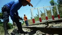 Pekerja mengukur permukaan rel yang amblas di kilometer 29+78 Jalur Malang-Surabaya, di Desa Tawangsari, Jatim. Perbaikan ini untuk kelancaran arus mudik menggunakan kereta api.(Antara)