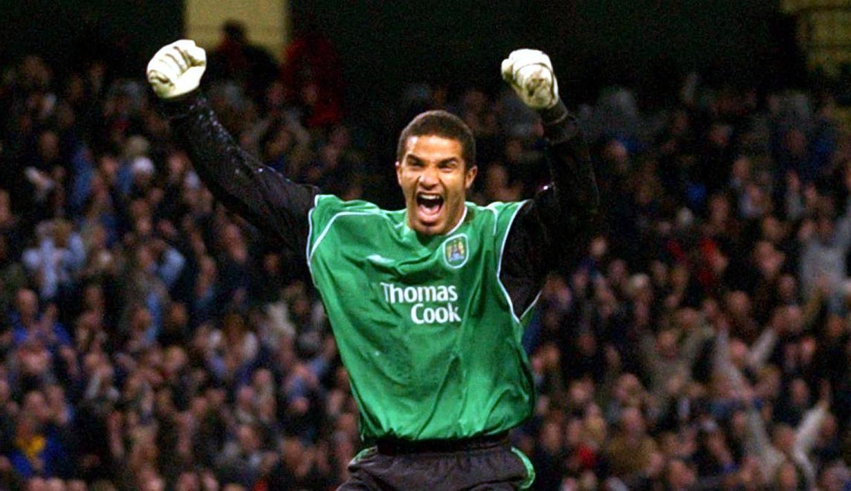 David James - Pemain yang berposisi sebagai kiper ini pernah memperkuat klub top Premier League seperti Liverpool dan Manchester City. Selama berkarier di Liga Inggris James telah menorehkan 572 penampilan. (Foto:AFP/Paul Barker)