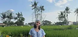 . Berpose di tengah hamparan sawah hijau dengan langit cerah sebagai latar belakang, aktris sekaligus penyanyi muda itu menunjukkan bahwa gaya sederhana tetap bisa terlihat modis dan menawan. [@tissabiani]