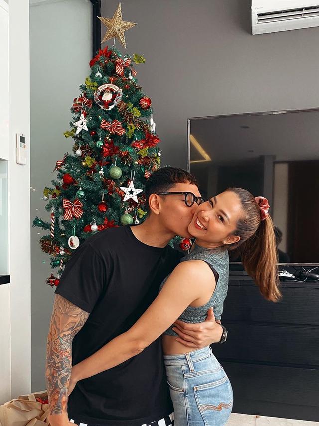 Rayakan Ulang Tahun Suami dari Ruang Isolasi, Ini 6 Momen Manis Andrea Dian dan Ganindra Bimo