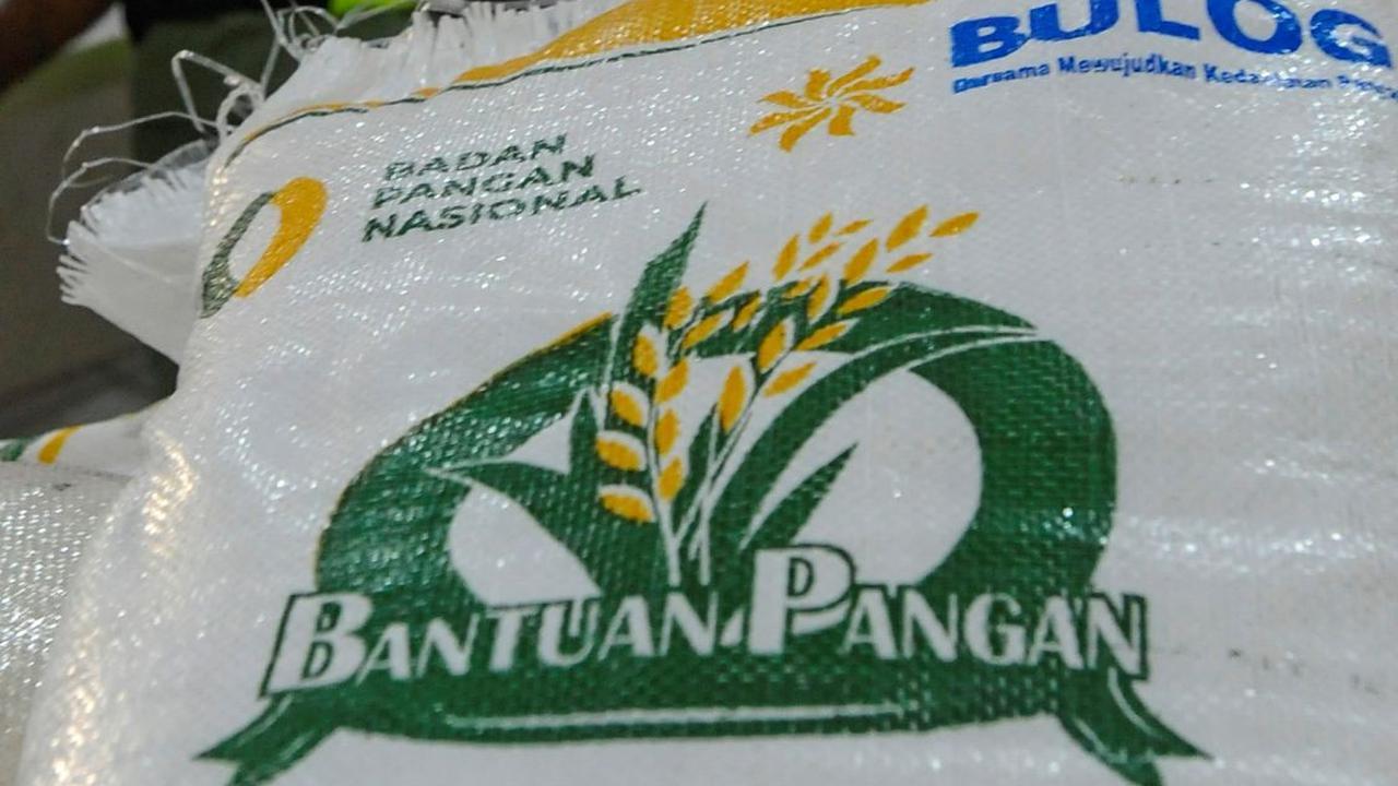 Badan Pangan Nasional (Bapanas)  menugaskan Perum Bulog membagikan Bantuan Sosial (Bansos) berupa beras kepada masyarakat berpendapatan rendah.