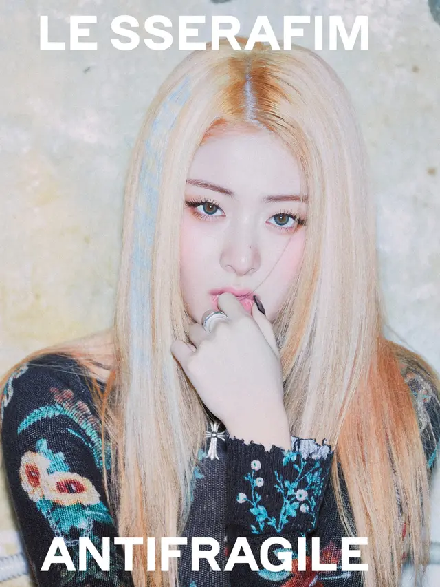 7.   Yunjin Le Sserafim