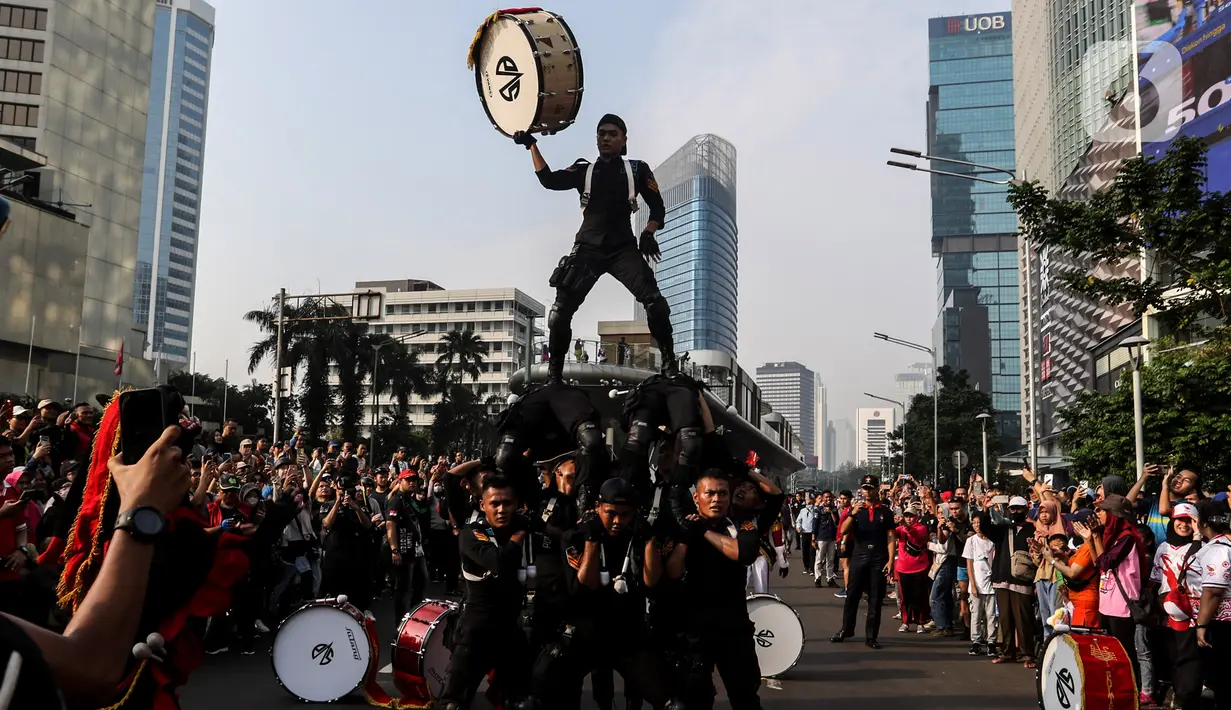 Marching band Politeknik Ilmu Pemasyarakatan (Poltekip) Chanka Lodaya Karya Dika mengikuti Kirab Pancasila saat Hari Bebas Kendaraan Bermotor (HBKB) di kawasan Bundaran HI, Jakarta, Minggu (28/5/2023). (Liputan6.com/Johan Tallo)
