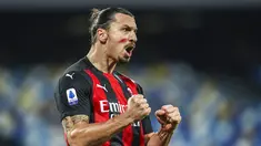 Pemain AC Milan Zlatan Ibrahimovic melakukan selebrasi usai mencetak gol ke gawang Napoli pada pertandingan Serie A di Stadion San Paolo, Naples, Italia, Minggu (22/11/2020). Dua gol Ibrahimovic membawa AC Milan menaklukkan Napoli dengan skor 3-1. (Alessandro Garofalo/LaPresse via AP)