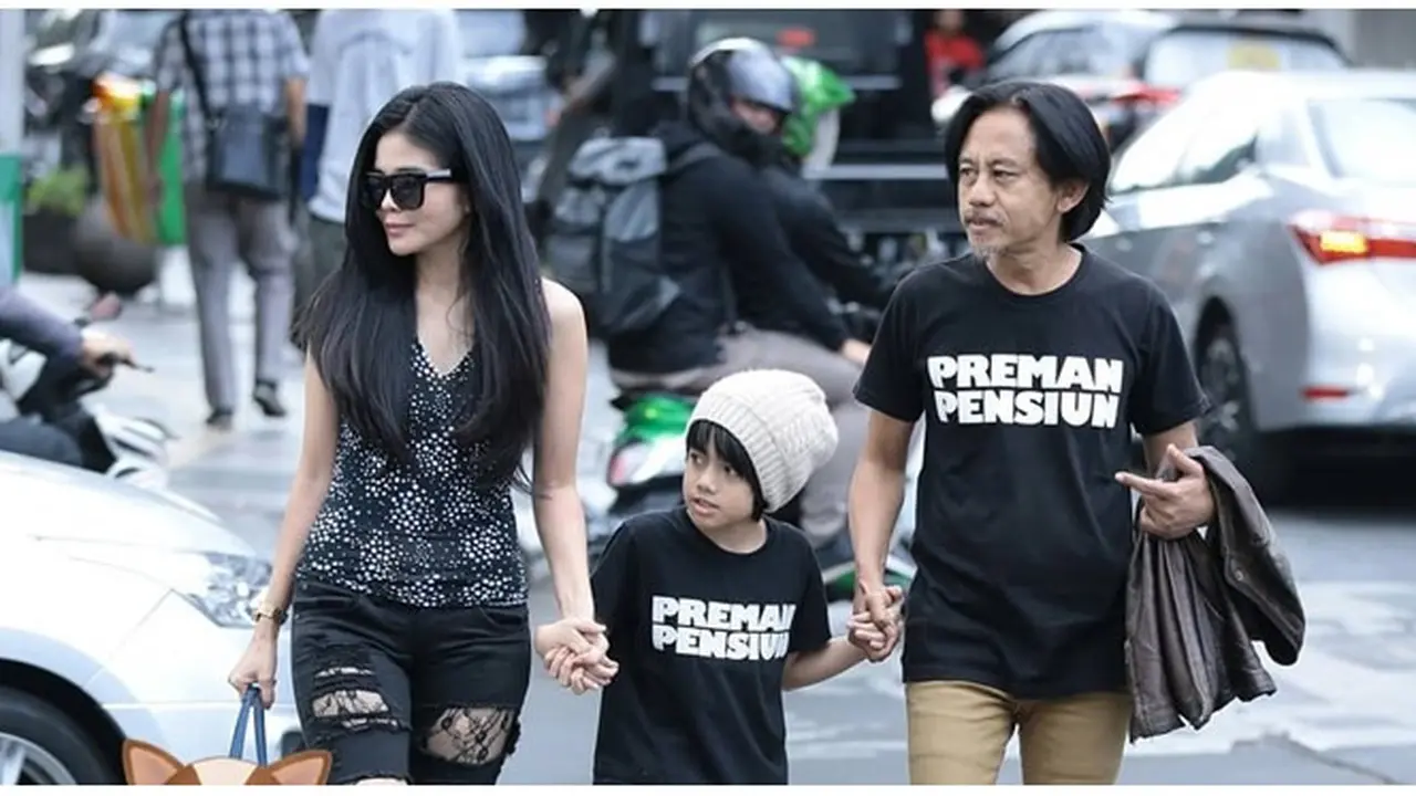 Jarang Terekspos, Ini 7 Potret Epy Kusnandar dan Keluarga Kecilnya