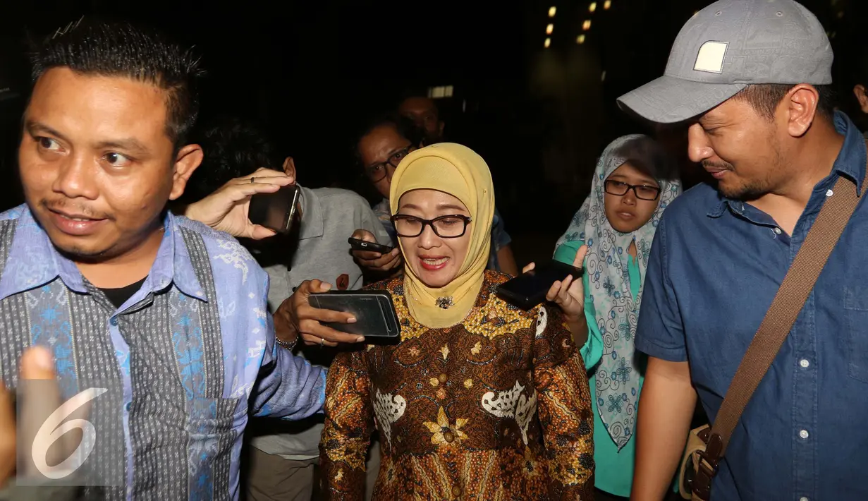 Bupati Indramayu, Anna Sophanah usai menjalani pemeriksaan di Gedung KPK, Jakarta, Selasa (20/9). Anna enggan menjawab pertanyaan wartawan dan berusaha menghindar usai diperiksa KPK. (Liputan6.com/Helmi Afandi)