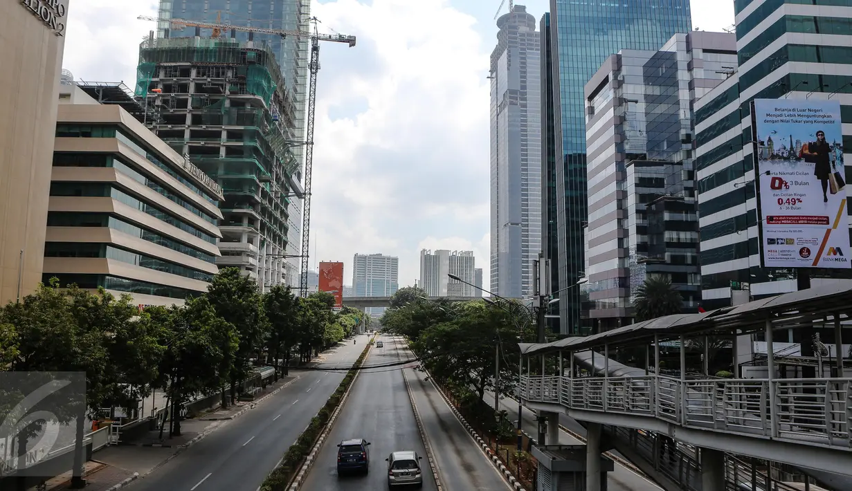 Suasana jalan protokol terlihat lengang di kawasan Kuningan, Jakarta, Kamis (16/7/2015). H-1 jelang Lebaran, situasi Ibukota Jakarta sudah sepi ditinggal warganya yang mudik ke kampung halaman. (Liputan6.com/Faizal Fanani)