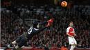 Kiper Arsenal Petr Cech menyelamatlkan Gawang dari tembakan pemain Tottenham Hotspur Christian Eriksen pada lanjutan Liga Premier Inggris  di Stadion Emirates, London, Inggris, Minggu (8/11/2015). (AFP Photo/Adrian Dennis)