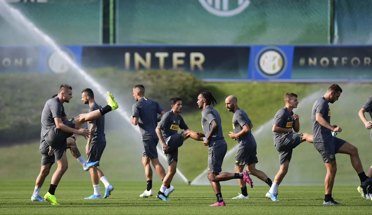Pemain Inter Milan melakukan pemanasan selama sesi latihan tim di Appiano Gentile, Italia (16/9/2019). Inter Milan akan bertanding melawan Slavia Praha pada grup F Liga Champions di Giuseppe Meazza, Italia. (AFP Photo/Miguel Medina)