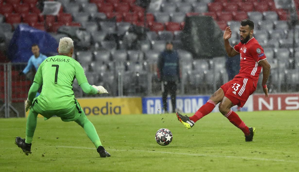 Penyerang Bayern Munchen, Eric Maxim Choupo-Moting berusaha melewati kiper Paris Saint-Germain (PSG), Keylor Navas pada leg pertama perempat final Liga Champions di Allianz Arena, Kamis (8/4/2021) dinihari WIB. PSG memetik kemenangan di markas Bayern Munchen 3-2 (AP Photo/Matthias Schrader)