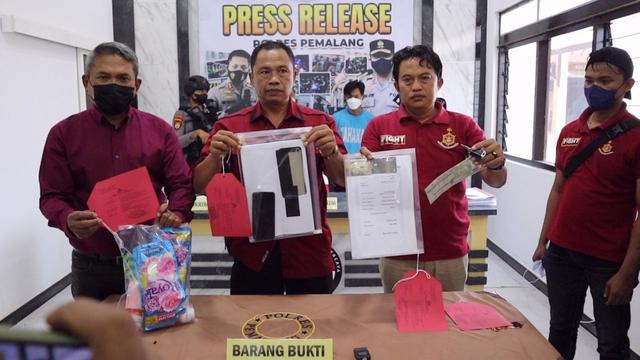 Polisi pemalang menangkap sindikat pembobol ATM dengan modus menukar kartu. (Foto: Liputan6.com/Humas Polres Pemalang)