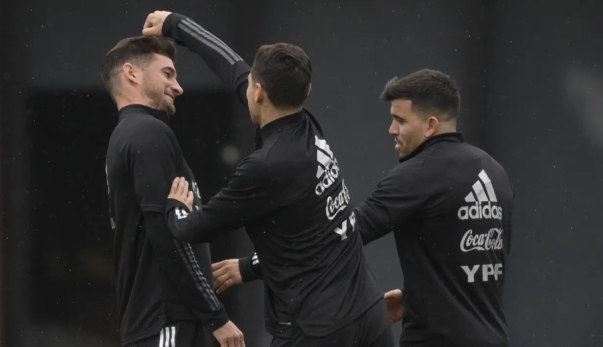 Pemain depan Argentina Lucas Alario (kiri), Gonzalo Montiel dan Marcos Acuna ambil bagian dalam sesi latihan di Ezeiza, Buenos Aires, Rabu (13/10/2021). Argentina dan Peru berhadapan dalam lanjutan Kualifikasi Piala Dunia 2022 zona Amerika Selatan pada Jumat (15/10) pagi WIB. (JUAN MABROMATA/AFP)