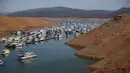 Rumah perahu yang masih tersisa di tengah penyusutan volume air waduk Danau Oroville di Bidwell Canyon Marina, California (1/6/2021). (AFP/Justin Sullivan)