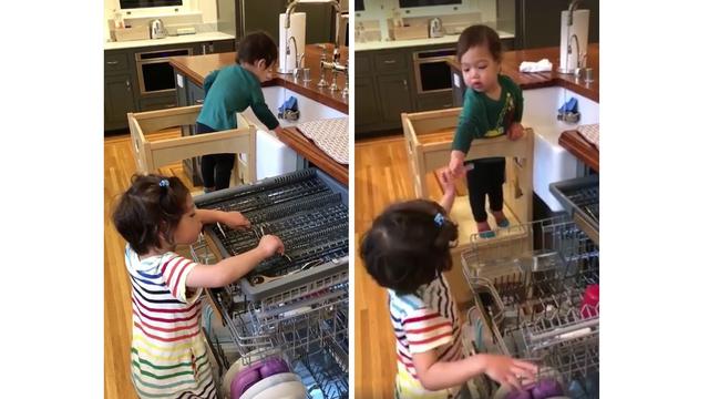 Mark Zuckerberg pamer aksi dua anaknya saat cuci piring