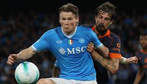 Gelandang Napoli, Scott McTominay, berusaha menguasai bola dalam pertandingan Serie A melawan Inter Milan di Naples, Italia, Sabtu, 25 Oktober 2025. (Alessandro Garofalo/LaPresse via AP)