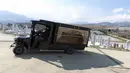 Seorang pekerja mengangkut peti mati jenazah yang diyakini meninggal akibat virus corona di pemakaman Sarajevo Vlakovo, Bosnia, Jumat (19/3/2021). Rumah sakit dan kamar mayat di Sarajevo kewalahan mengatasi meningkatnya infeksi dan lonjakan kematian yang disebabkan oleh virus corona. (AP Photo)