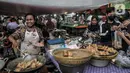 Pedagang menggoreng makanan saat menunggu pembeli sajian untuk berbuka puasa atau takjil di Pasar Rawamangun, Jakarta Timur, Rabu (14/4/2021). Pasar Rawamangun menjadi salah satu lokasi favorit warga untuk mencari aneka makanan dan minuman untuk sajian berbuka puasa. (merdeka.com/Iqbal S. Nugroho)