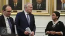 Menlu RI Retno Marsudi dan Menlu Prancis Jean-Marc Ayrault berbincang pada rapat bilateral di Kemenlu, Jakarta, Selasa (28/2). Kunjungan bilateral Menlu Prancis ke Indonesia untuk memperkuat hubungan kerja sama kedua negara. (Liputan6.com/Faizal Fanani)