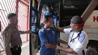 Gelandang sayang Persib, M. Ridwan turun dari bus untuk berlatih jelang laga final Piala Presiden 2015 menghadapi Sriwijaya FC di Stadion Utama Gelora Bung Karno, Jakarta, Sabtu (17/10/2015). (Bola.com/Vitalis Yogi Trisna)