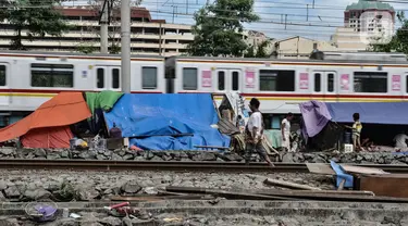 Aktivitas warga korban penggusuran di tenda pengungsian RT 006/004, Kampung Bandan, Ancol, Jakarta, Kamis (16/7/2020). Sebanyak 36 KK terdampak penggusuran bangunan di bantaran rel tersebut bertahan di tenda pengungsian yang didirikan secara mandiri. (merdeka.com/Iqbal S. Nugroho)