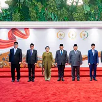 Puan Maharani hadir di Sidang Tahunan MPR 2026 dengan kebaya brokat hijau olive beraksen Sunda, selendang hijau tua, dan kilas balik penampilan hijau di 2025. (@puanmaharaniri)