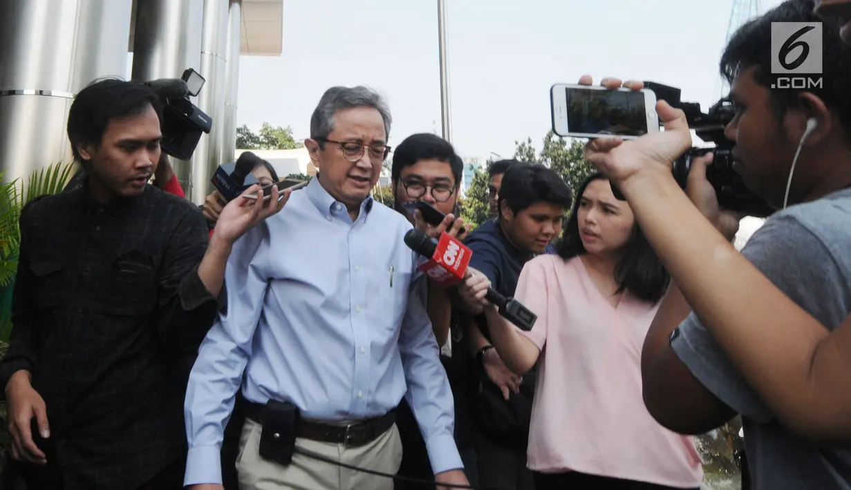 Eks Kepala Badan Penyehatan Perbankan Nasional (BPPN) Glen Muhammad Surta Yusuf usai menjalani pemeriksaan di Gedung KPK, Jakarta, Rabu (10/7/2019). Glen diperiksa untuk tersangka Sjamsul Nursalim terkait dugaan korupsi penerbitan surat keterangan lunas (SKL) BLBI. (merdeka.com/Dwi Narwoko)