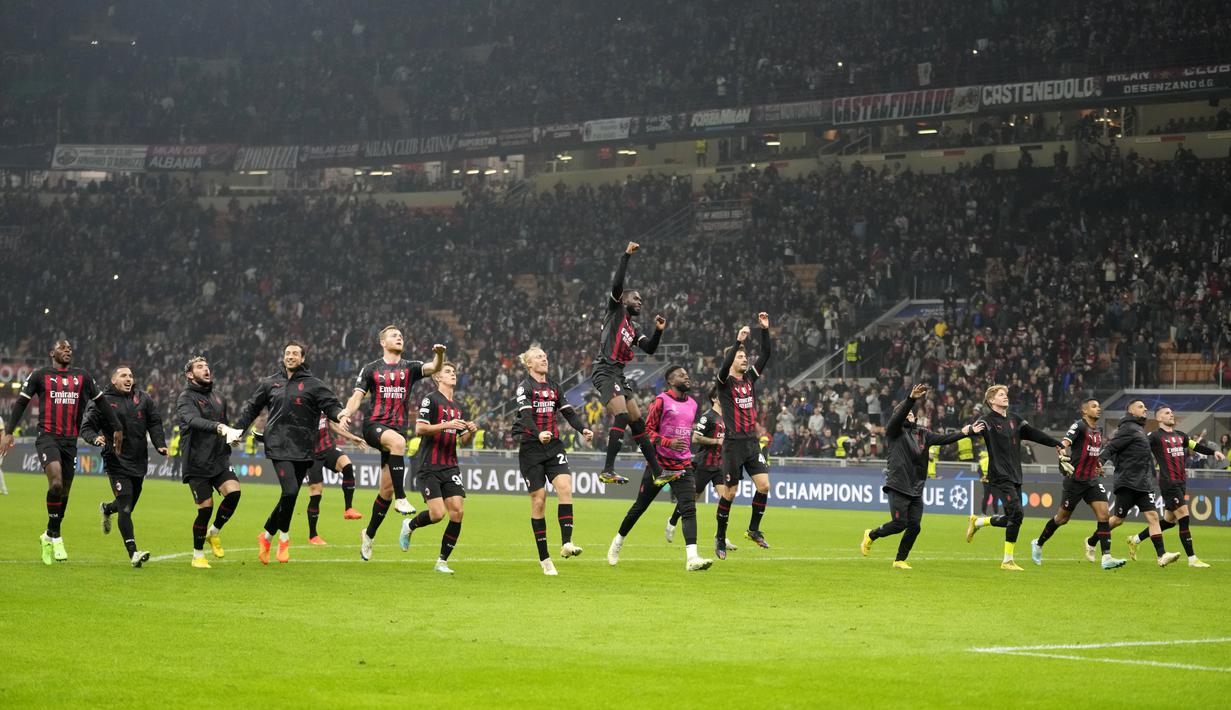Para pemain AC Milan merayakan kemenangan atas FC Salzburg pada pertandingan lanjutan Grup E Liga Champions di stadion San Siro di Milan, Italia, Kamis (3/11/2022). Milan menang atas Salzburg 4-0.  (AP Photo/Luca Bruno)