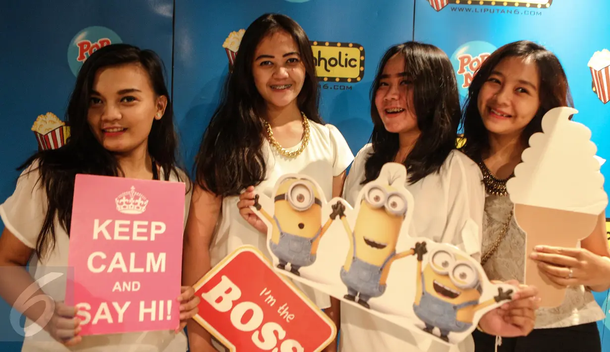 Sejumlah penonton berpose di fotobooth jelang nonton bareng Minions yang diselenggarakan oleh CinemaHolic di Blitz Megaplex, Jakarta, Minggu (28/6/2015). (Liputan6.com/Faizal Fanani)