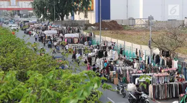 Pemandangan saat pedagang pakaian bekas berjualan di sepanjang trotoar kawasan Senen, Jakarta, Jumat (4/5). Sebagian besar pedagang merupakan korban kebakaran beberapa waktu lalu. (Liputan6.com/Immanuel Antonius)