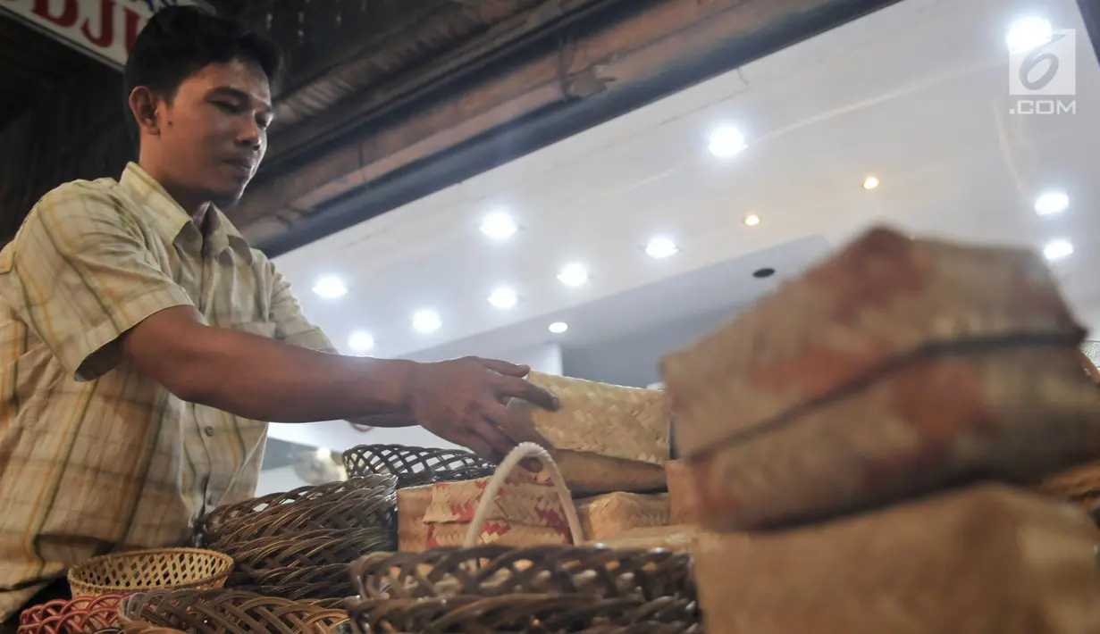 Pedagang menata besek bambu di Pasar Jatinegara, Jakarta, Kamis (1/8/2019). Gubernur Anies Baswedan melarang warga DKI Jakarta menggunakan plastik untuk daging kurban dan meminta PD Pasar Jaya menyediakan besek bambu untuk memenuhi kebutuhan warga saat Idul Adha. (merdeka.com/Iqbal S Nugroho)