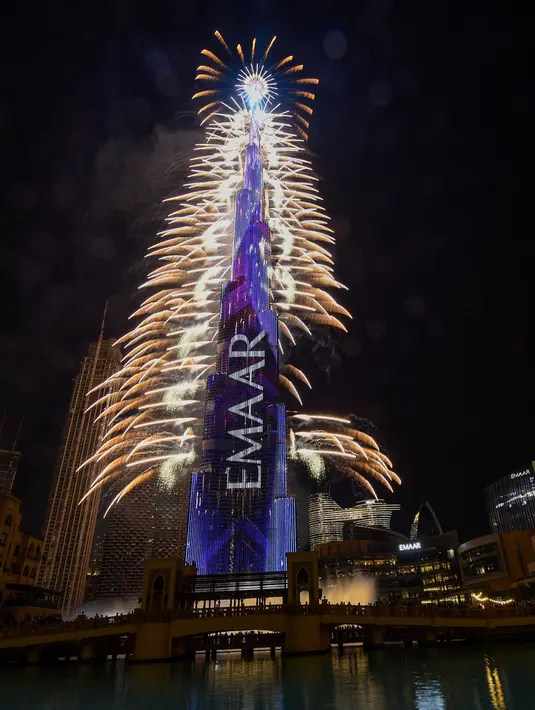 Kembang api meledak dari Burj Khalifa pada perayaan Tahun Baru di Dubai, Uni Emirat Arab, 31 Desember 2021. Burj Khalifa menyambut Tahun Baru 2022 dengan pesta kembang api yang menakjubkan. (STRINGER/AFP)