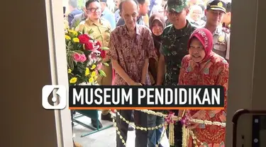 Wali Kota Tri Rismaharini meresmikan Museum Sejarah Pendidikan di Surabaya, Jawa Timur. Museum berisi berbagai koleksi benda pendidikan dari zaman penjajahan.