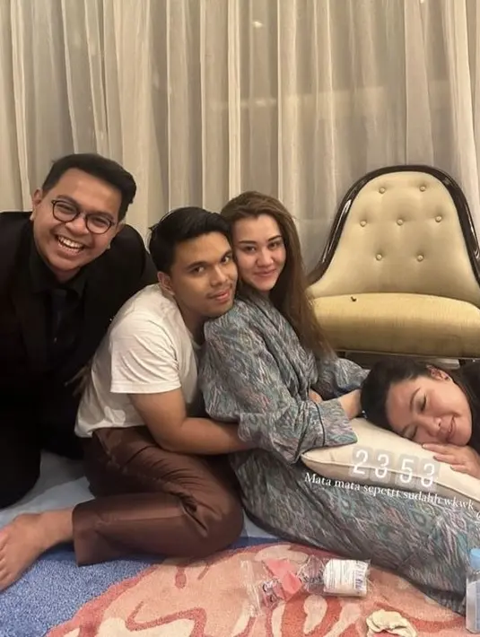 Setelah acara, Aaliyah pun tampak mengenakan kimono warna kehijauan. Dan thariq pun mengenakan kaos putih dengan celana saat resepsinya. [@fathanrizaldy]