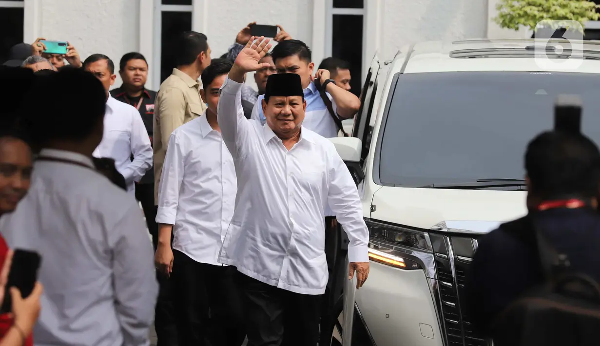 Prabowo dan Gibran tiba sekira pukul 09.49 WIB. Mereka terlihat kompak mengenakan kemeja putih-putih. (Liputan6.com/Angga Yuniar)