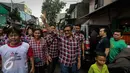 Calon Wakil Gubernur DKI Jakarta petahana Djarot Saiful Hidayat menyapa warga saat memberikan pengobatan gratis kepada warga RW 07, Jembatan Besi, Jakarta (15/1). (Liputan6.com/Faizal Fanani)