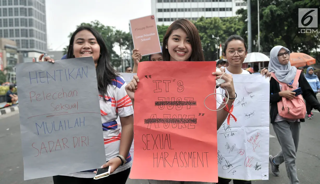Aktivis FISIP UI longmarch saat aksi menolak pelecehan seksual di kawasan Bundaran HI, Jakarta, Minggu (14/10). Mereka mengajak masyarakat untuk melawan pelecehan seksual via telepon yang sedang marak terjadi. (Merdeka.com/Iqbal Nugroho)