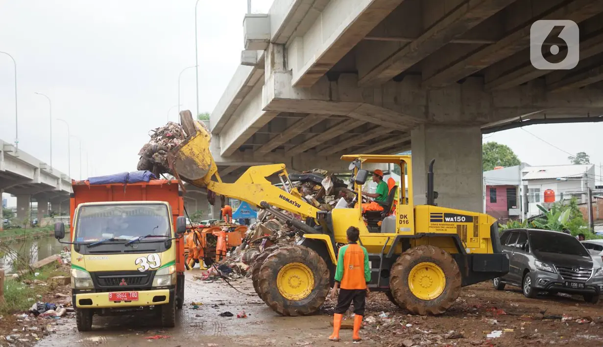 Petugas menggunakan alat berat untuk mengangkut sampah sisa banjir yang menumpuk di kawasan Cipinang Melayu, Jakarta, Senin (6/1/2020). Banjir yang menggenangi Jakarta dan sekitarnya sejak 1 Januari 2020 lalu menyisakan tumpukan sampah di sejumlah titik. (Liputan6.com/Immanuel Antonius)