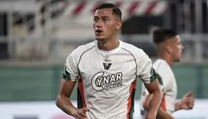 Jay Idzes saat memperkuat Venezia dalam laga di kandang Fiorentina dalam laga lanjutan Serie A 2024/2025, Minggu (25/8/2024). (Dok. Venezia)
