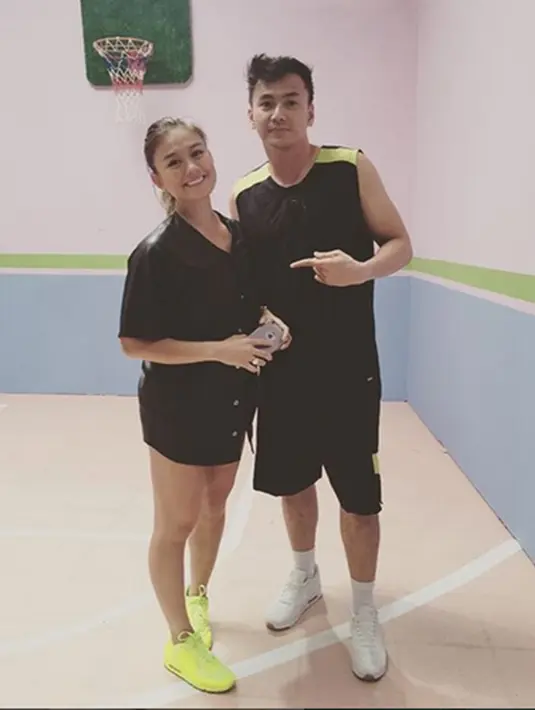 Sebelumnya, kabar Agnez telah dilamar oleh atlet basket itu kencang di kalangan wartawan hiburan. (Via Instagram/@saputrawijaya)